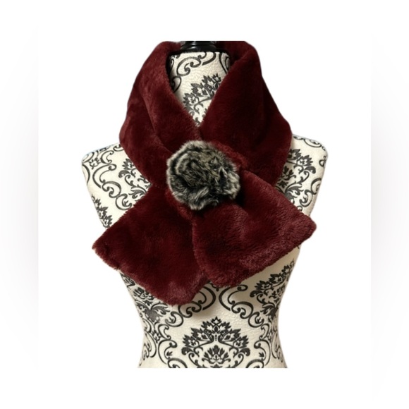 LAURA Elegant Pull-through Furr Scarf - Picture 1 of 9